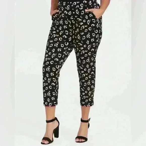 Torrid Women’s Studio Knit Tapered Ankle Pants Black Leopard Print Capris Size 0 - Picture 2 of 7